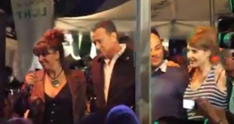 Ο Τομ Χανκς χορεύει Ελληνικά και φωνάζει «Είναι ωραίο να είσαι Έλληνας»