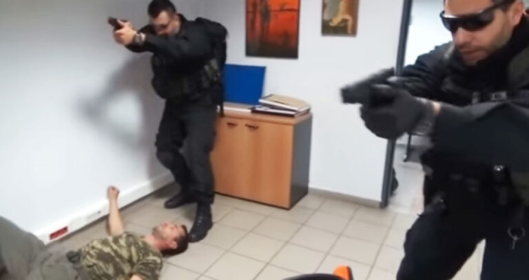 Θεαματικό βίντεο αστυνομικών της ΕΛ.ΑΣ να σώζουν τραυματίες μέσα στη μάχη.