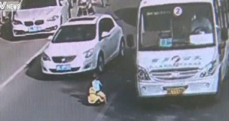 Σκηνές σοκ με μικρό αγοράκι να περνάει αμέριμνο λεωφόρο στην Κίνα με το αμαξάκι του.