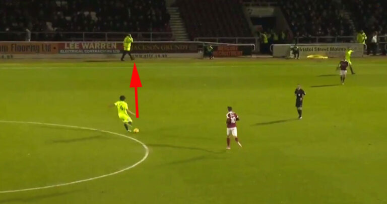 Έδωσε πάσα σε άνθρωπο της ασφάλειας γιατί τον μπέρδεψε για συμπαίκτη του.