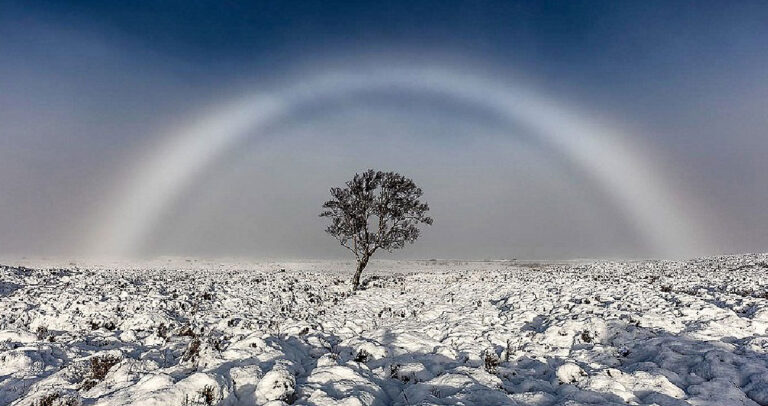 Άντρας φωτογράφισε ένα σπάνιο λευκό παγωμένο ουράνιο τόξο στον ουρανό της Σκωτίας.