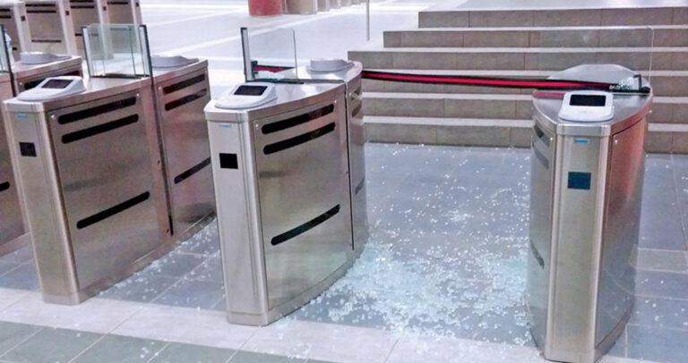 Κατέστρεψαν τις μπάρες στο Μετρό της Αθήνας πριν καλά μπουν.