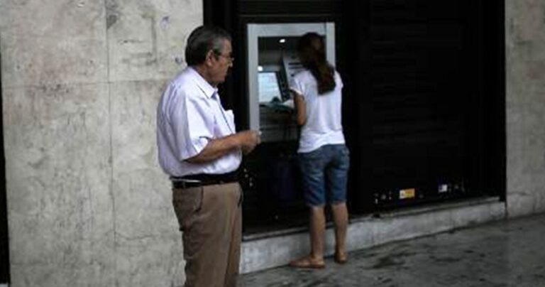 Φορολόγηση αναλήψεων μετρητών για περιορισμό της φοροδιαφυγής.