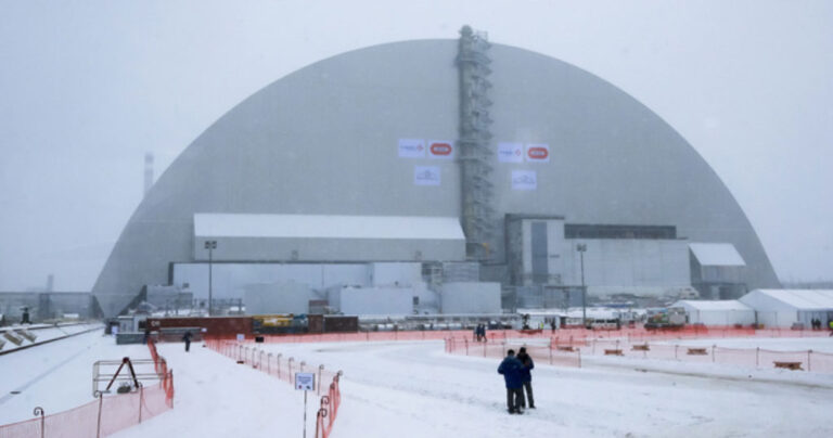 Γιγάντιος μεταλλικός θόλος σφράγισε από χτες το Τσερνόμπιλ.