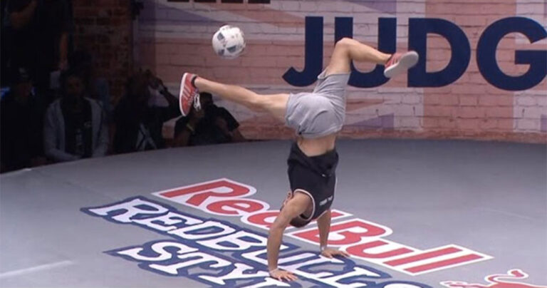 Δύο άντρες κάνουν απίθανα κόλπα με μία μπάλα που δεν πιστεύαμε πως γίνονται