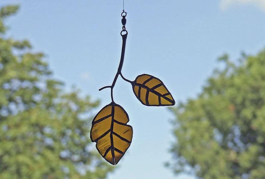 this-stained-glass-artist-turns-beer-bottles-into-beautifully-curved-leaves-6-5818894579c8e__880