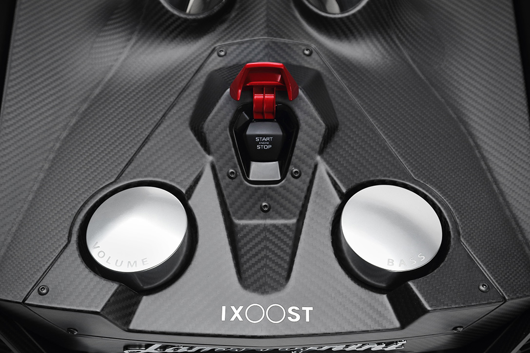 lamborghini-x-ixoost-carbon-fiber-docking-speaker-3