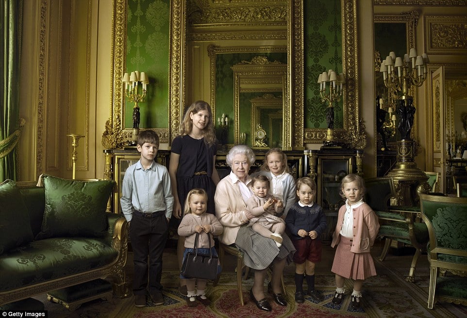 335ef26000000578-0-the_queen_pictured_with_her_great_grandchildren_and_grandchildre-a-14_1479503085660