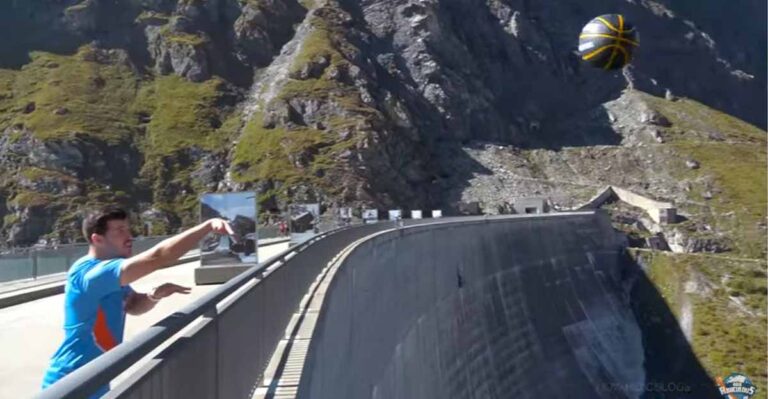 Αυστραλός έσπασε το ρεκόρ Γκίνες βάζοντας καλάθι από τα 180 μέτρα.