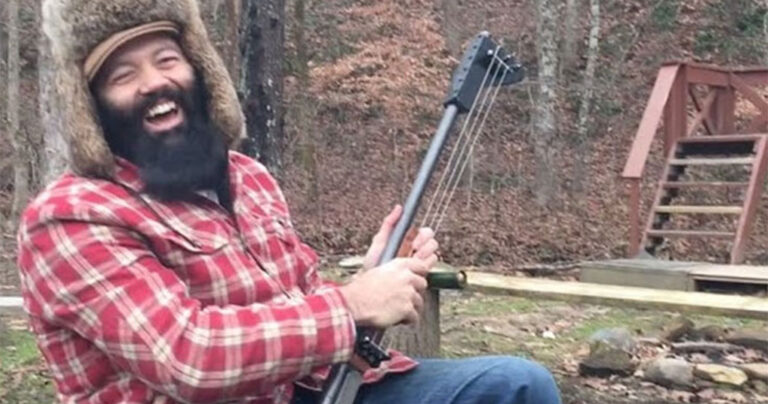 Ο άντρας που αποφάσισε να κατασκευάσει μια κιθάρα από καραμπίνα