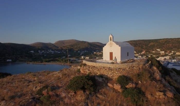 Ένα πανέμορφο Ελληνικό εκκλησάκι στη λίστα με τους 10 καλύτερους ναούς του κόσμου μέσα σε σπηλιά. 