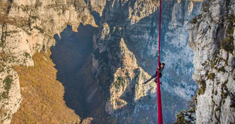 Ελληνίδα χόρεψε στο κενό σε ύψος 800 μέτρων στο φαράγγι του Βίκου