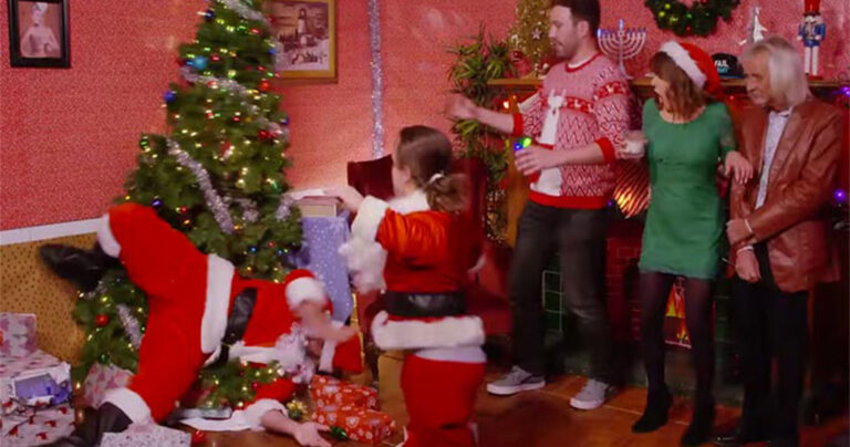 Μία συλλογή αποτυχημένων χριστουγεννιάτικων στιγμών που θα σας κάνουν να γελάσετε.
