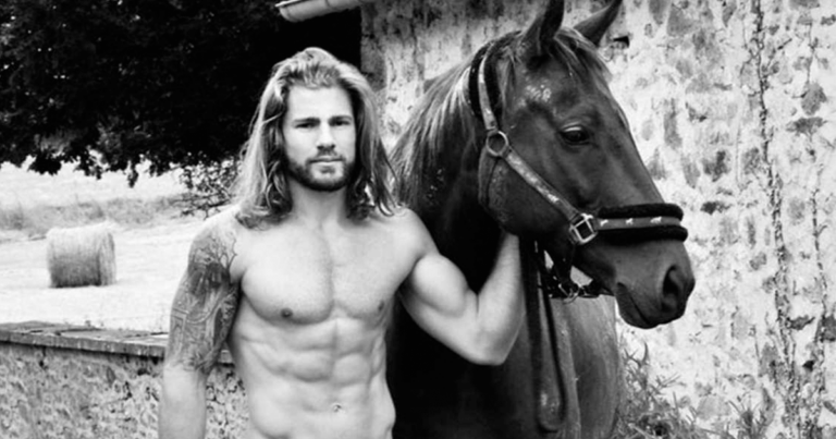 Γάλλοι αγρότες ποζάρουν ημίγυμνοι εν ώρα εργασίας για ημερολόγιο του 2017.