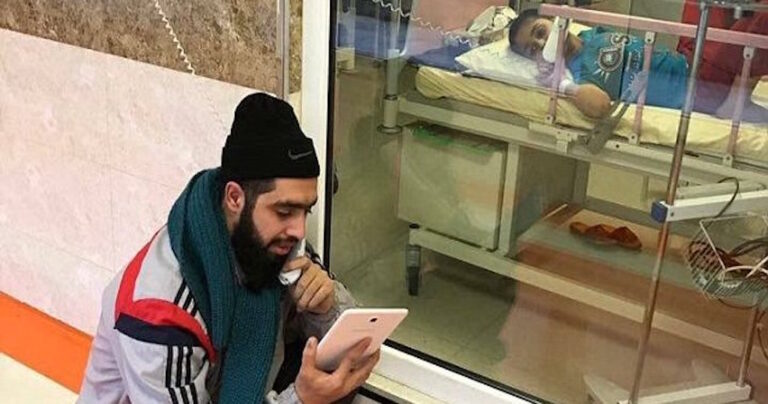 Δάσκαλος επισκέπτεται καθημερινά τον καρκινοπαθή μαθητή του για να τον βοηθήσει με τα μαθήματα