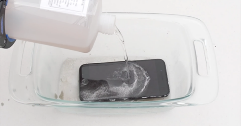 Τι θα γίνει όταν ένα iPhone 7 πέσει μέσα στο ισχυρότερο οξύ του κόσμου;