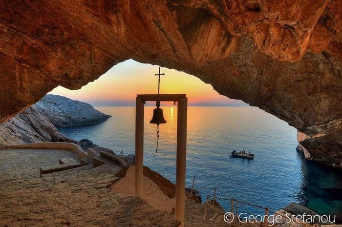 Ένα πανέμορφο Ελληνικό εκκλησάκι στη λίστα με τους 10 καλύτερους ναούς του κόσμου μέσα σε σπηλιά. 