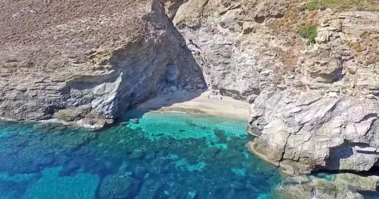 Το κρυφό λιμανάκι των ερωτευμένων στη θάλασσα των ναυαγίων στην Εύβοια.