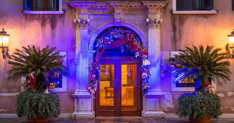 Bενετσιάνικο παλάτι μετατράπηκε σε ένα μαγικό πλωτό ξενοδοχείο.