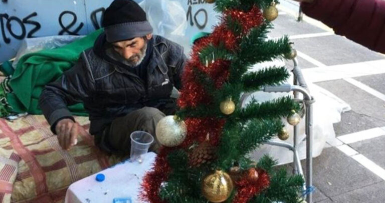Η «Κιβωτός Αστέγων» πρόσφερε χριστουγεννιάτικα δέντρα σε άστεγους της Αθήνας.