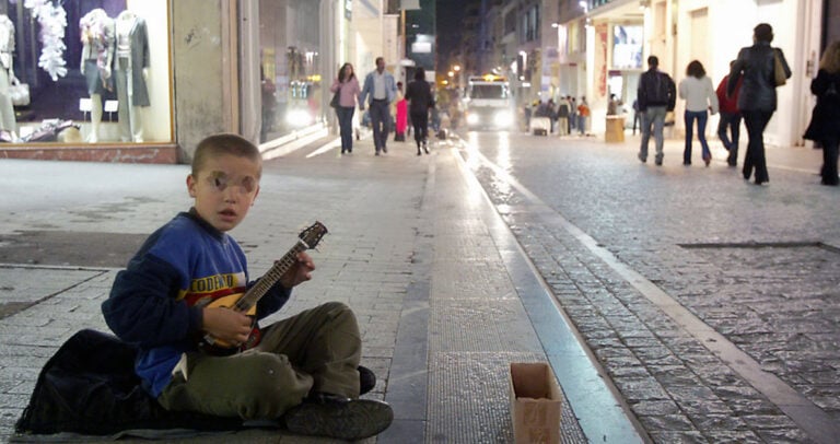 Συμμορίες βγάζουν στην επαιτεία δεκάδες μικρά παιδιά στην Αθήνα.