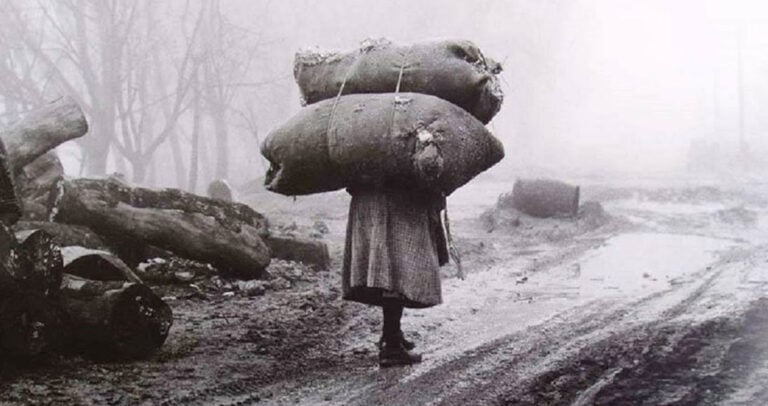 25 φωτογραφίες με φορτωμένες γυναίκες για την επιβίωση από την Παλιἀ Ελλάδα