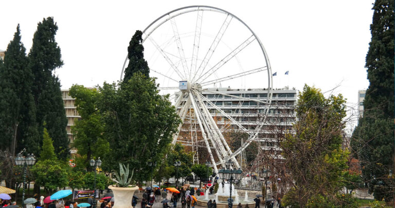 Ο δήμος Αθηναίων αφαίρεσε τα βαγόνια από τη Ρόδα στο Σύνταγμα.