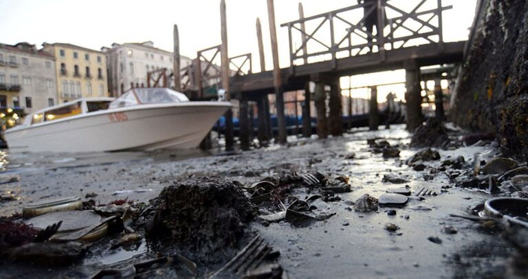 Στέγνωσαν τα κανάλια της Βενετίας λόγω της ασυνήθιστης παλίρροιας
