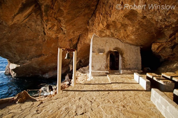 Ένα πανέμορφο Ελληνικό εκκλησάκι στη λίστα με τους 10 καλύτερους ναούς του κόσμου μέσα σε σπηλιά. 