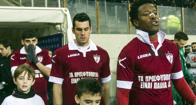 Η ομάδα της Λάρισας αγωνίστηκε με φανέλα για τα προσφυγόπουλα.