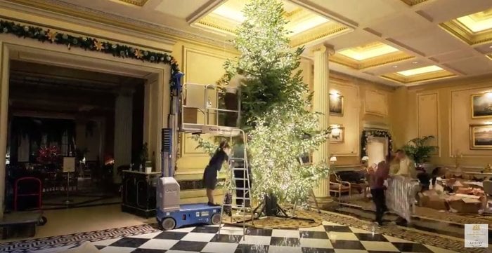 Το ξενοδοχείο Μεγάλη Βρεταννία δημιούργησε ένα παραμυθένιο γιορτινό σκηνικό. 8 f9d1e6940fb53e38cd1a30e078d626e6