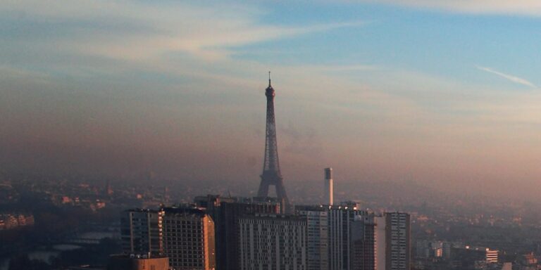 Στο Παρίσι όλες οι μετακινήσεις είναι πια δωρεάν λόγω του τεράστιου προβλήματος ρύπανσης.