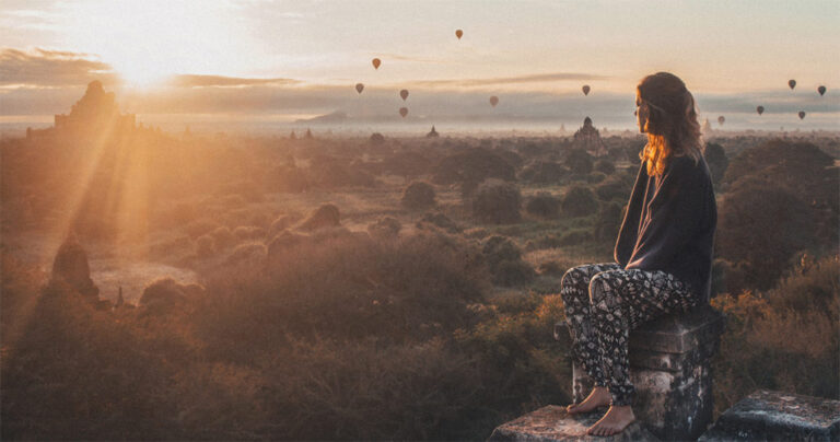 Γυναίκα δούλευε 110 ώρες την εβδομάδα σε 4 δουλείες για να ταξιδέψει όλο τον κόσμο.