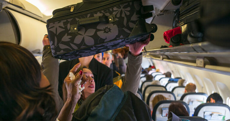 12 πράγματα που πρέπει πάντα να έχετε στην τσάντα σας όταν ταξιδεύετε