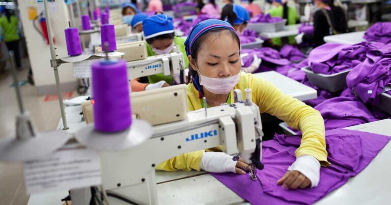 Η H&M απολύει τις γυναίκες που ράβουν τα ρούχα όταν μένουν έγκυες