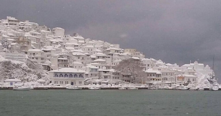 Η φωτογραφία από τη χιονισμένη Σκόπελο που κάνει θραύση.