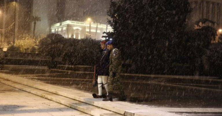 Η αλλαγή της Προεδρικής Φρουράς στο  παγωμένο Σύνταγμα.
