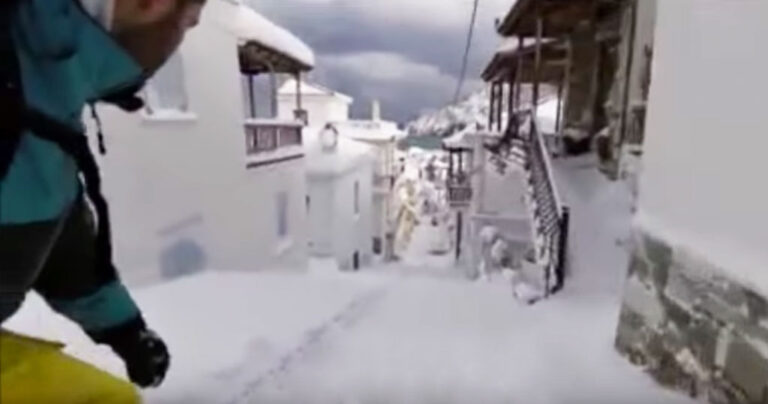 Άντρας κάνει σνόουμπορντ ανάμεσα στα σπίτια στη Σκόπελο