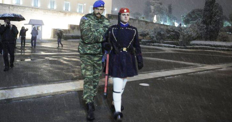 Υποβασταζόμενοι άλλαζαν βάρδιες οι Τσολιάδες στο Σύνταγμα επειδή είχαν παγώσει