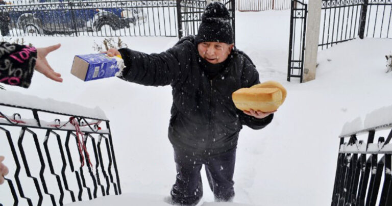 Φούρναρης διένειμε ψωμί με μισό μέτρο χιόνι σε χωριά των Τρικάλων