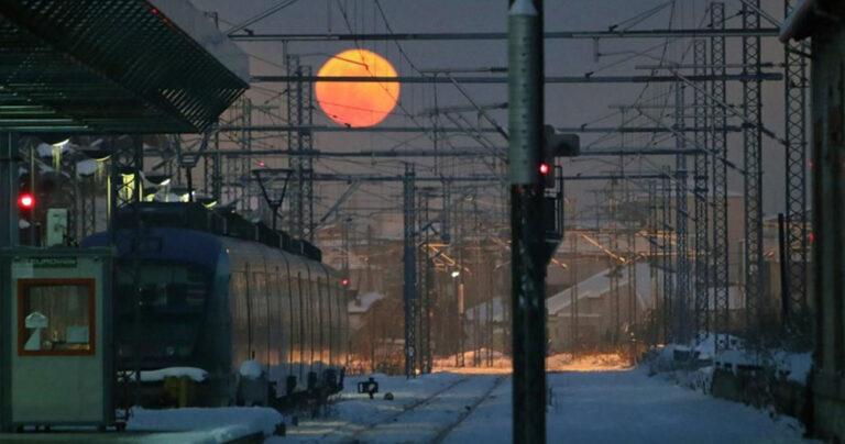 11 φωτογραφίες από τον χιονισμένο σιδηροδρομικό σταθμό της Λάρισας