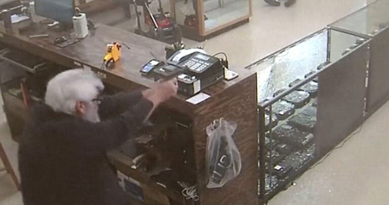 Κοσμηματοπώλης σκοτώνει εν ψυχρώ ληστή στο μαγαζί του