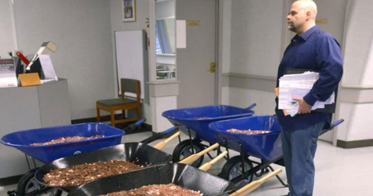 Πλήρωσε φόρο 3.000 δολάρια με πέντε καρότσια νομίσματα