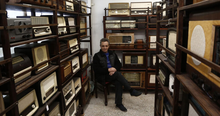 Επιδιορθώνει σπάνια ραδιόφωνα του μεσοπολέμου σε ένα εργαστήρι 40 τ.μ. στα Μεσόγεια