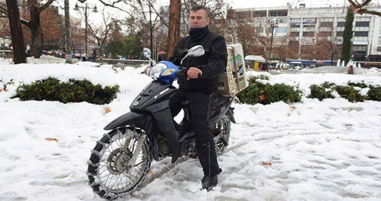 Ντελιβεράς στη Λάρισα έφτιαξε μόνος του αλυσίδες χιονιού για το μηχανάκι