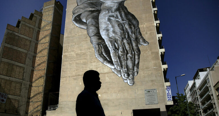 Financial Times: Πόσα να αντέξει ο ελληνικός λαός;