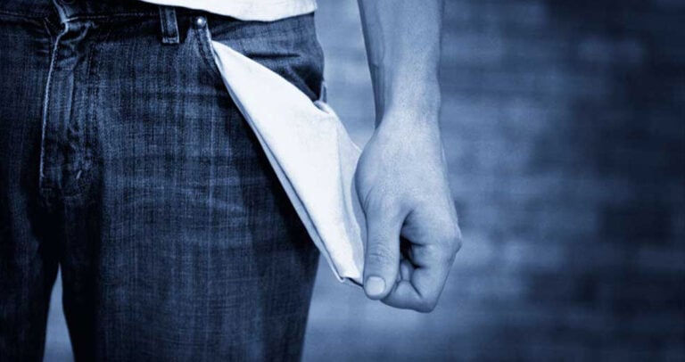 Το 35% των πολιτών στην Ελλάδα ζει με εισοδήματα κάτω των 10.000 ευρώ