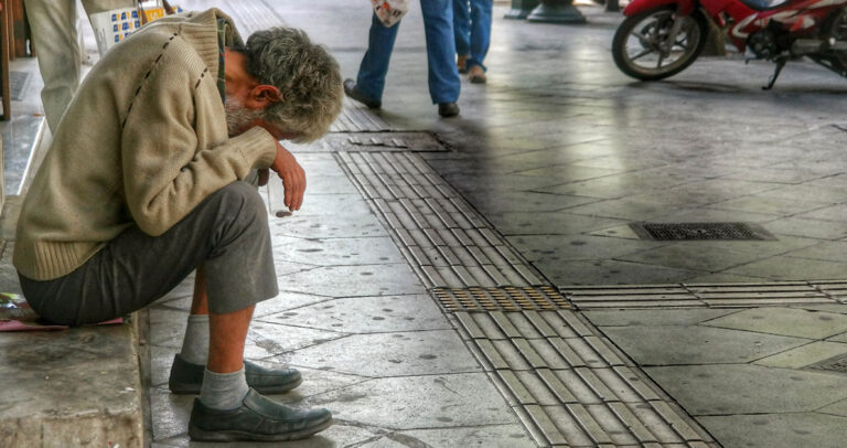 Στοιχεία – σοκ για την κατάρρευση της μεσαίας τάξης