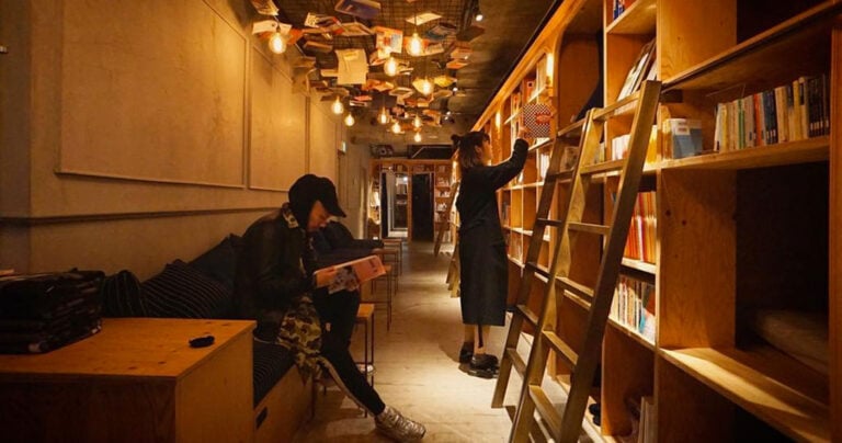 Ένα υπέροχο 24ωρο βιβλιοπωλείο που μπορείς να πάρεις έναν υπνάκο και να πιεις μπίρα