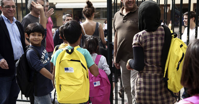 Κατά τη γνώμη σας θα πρέπει τα παιδιά των προσφύγων να φοιτούν στα ελληνικά σχολεία;